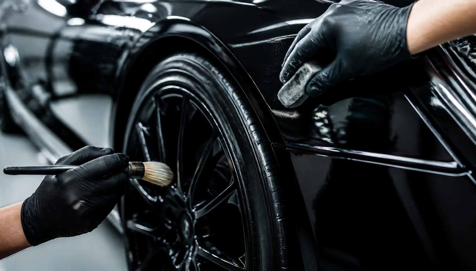 Detailing van velg en lak met clay bar en detailborstel
